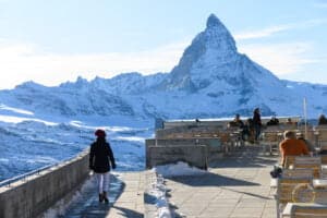 Bruna no Kulmhotel Gornergrat com o monte Matterhorn ao fundo