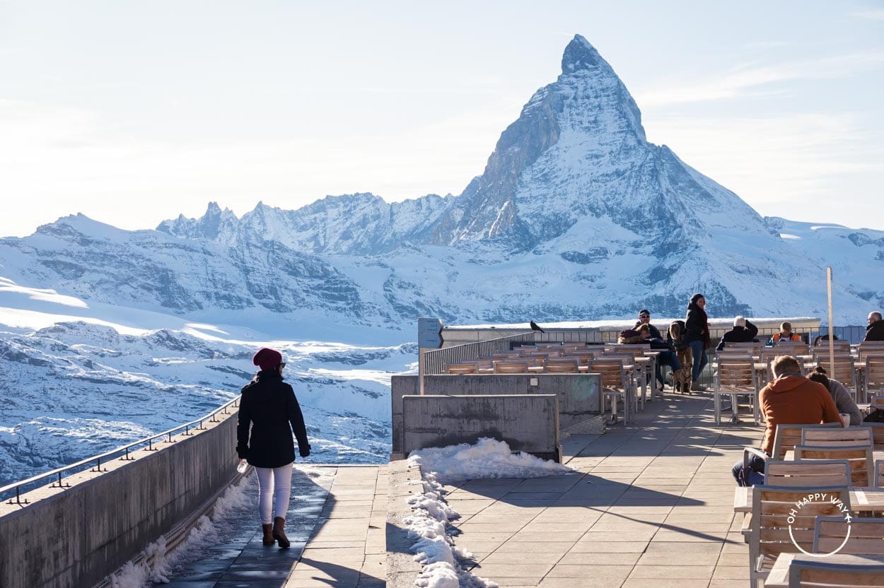 Bruna em frente ao monte Matterhorn, perto de Zermatt