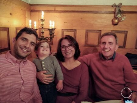 Foto de família reunida em volta da mesa no Gornergrat Kulm hotel