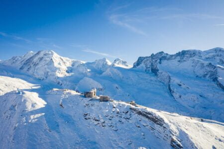 Gornergrat Kulm hotel e seus arredores nevados, perto de Zermatt, Suíça