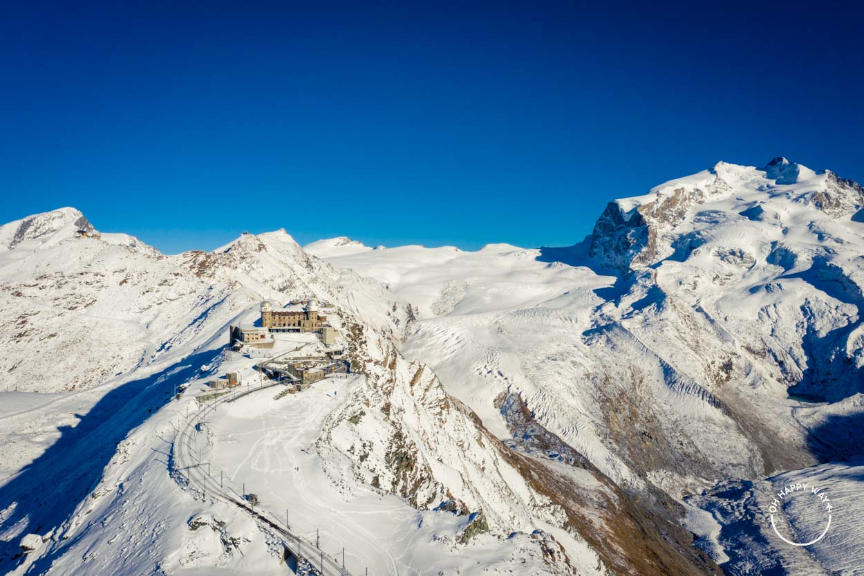 Gornergrat Kulm hotel e seus arredores nevados, perto de Zermatt, Suíça