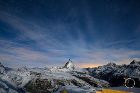 Céu com estrelas e o Matterhorn à noite visto do Gornergrat Kulm Hotel, Suíça
