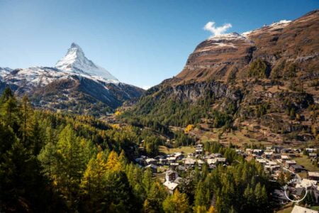 Matterhorn e Zermatt vistos de dentro do trem