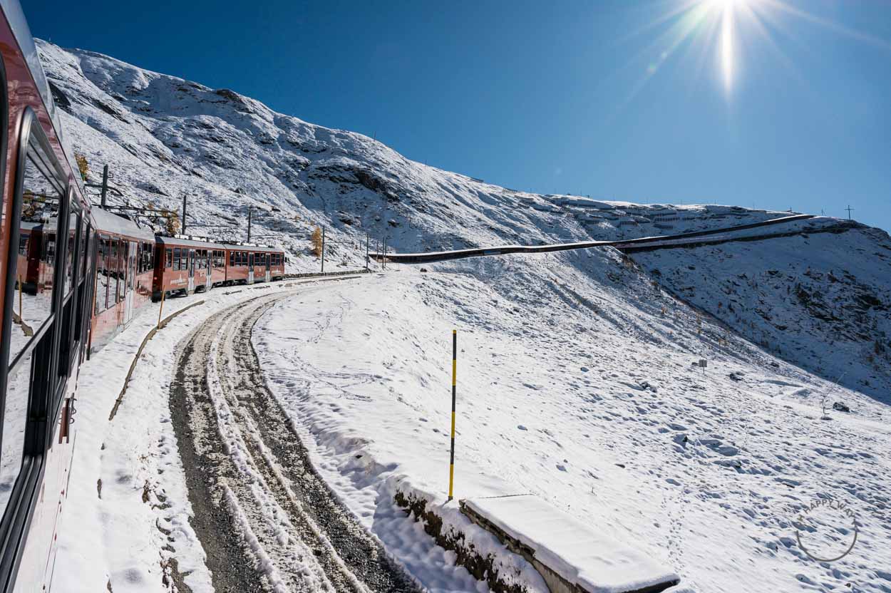 Trem em montanha subindo para o monte Gornergrat