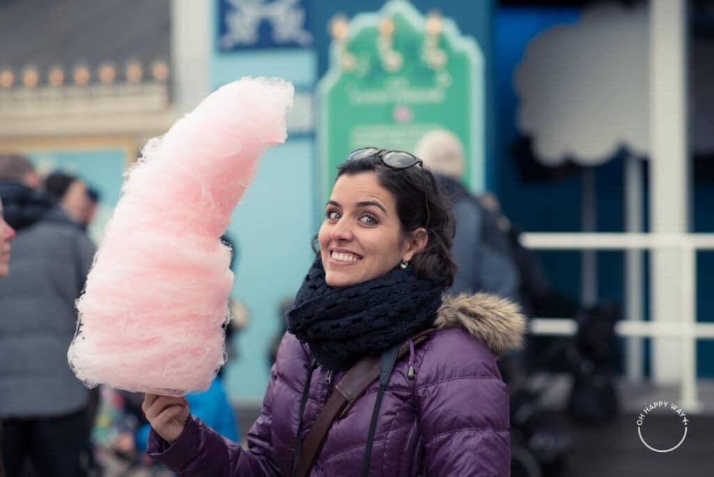 Dicas de viagem: não fique com fome! Bruna comendo algodão doce em Copenhagen