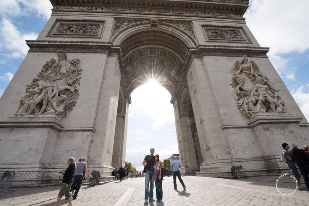 Casal em frente ao Arco do Triunfo, em Paris.