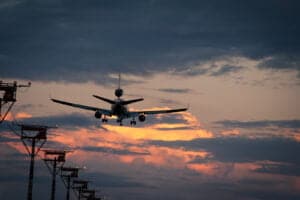 Avião chegando em Brasília durante o pôr do sol