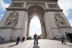 Dicas de viagem: Bruna e Marcos em frente ao Arco do Triunfo, em Paris