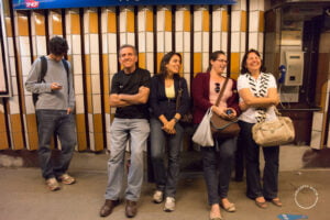 Dicas de viagem: família sorrindo no metrô de Paris