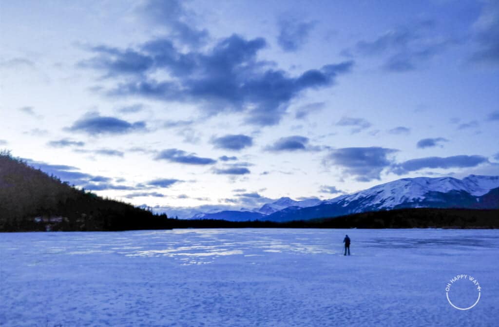 Dicas de viagem: encare os perrengues. Marcos fotografando no lago Pyramid congelado, em Jasper, Canadá.