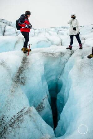 Bruna em geleira na Islândia