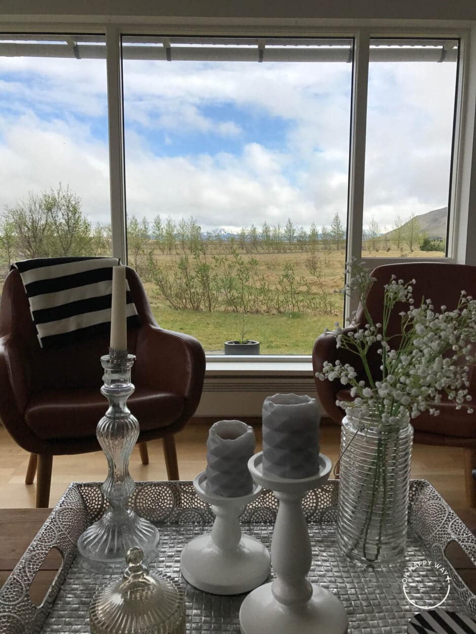 Sofás em frente à janela em casa na Islândia