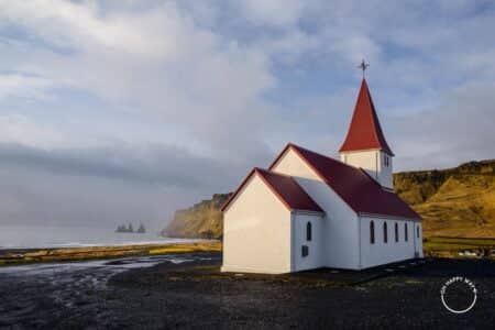 Igreja de Vik e Reynisgdrangar, na Islândia