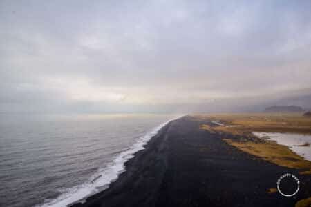 Praia de areia negra em Reynisfjara, na Islândia