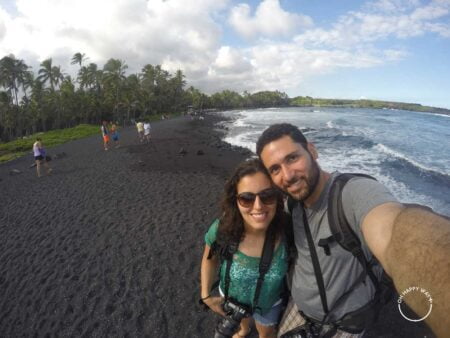 Bruna e Marcos na praia de areia negra em Big Island, avaí.