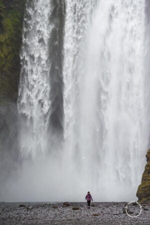 Bruna na cachoeira Skogafoss, na Islândia