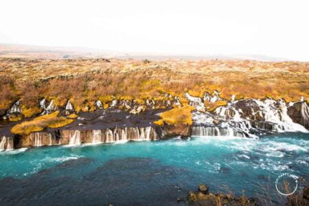 Cachoeira Hraunfossar na Islândia