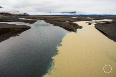 Ponto de encontro de dois rios no sul da Islândia