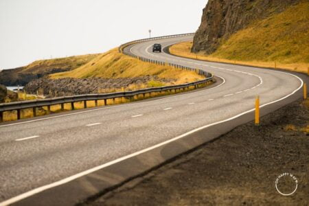 Carro em estrada na Islândia