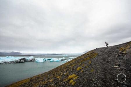 Bruna fotografando a lagoa glacial de Jokulsarlon, Islândia