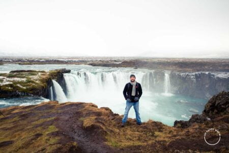 Marcos na cachoeira Godafoss, na Islândia