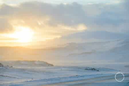 Montanhas e nevasca na Islândia