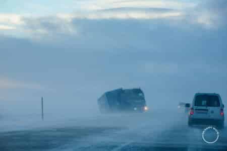 Caminhão fora da pista diraute nevasca na Islândia.