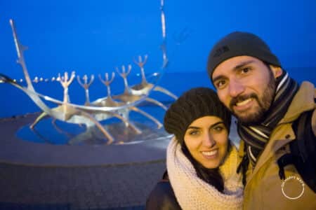 Bruna e Marcos em frente à escultura Sun Voyager em Reykjavik, Islândia