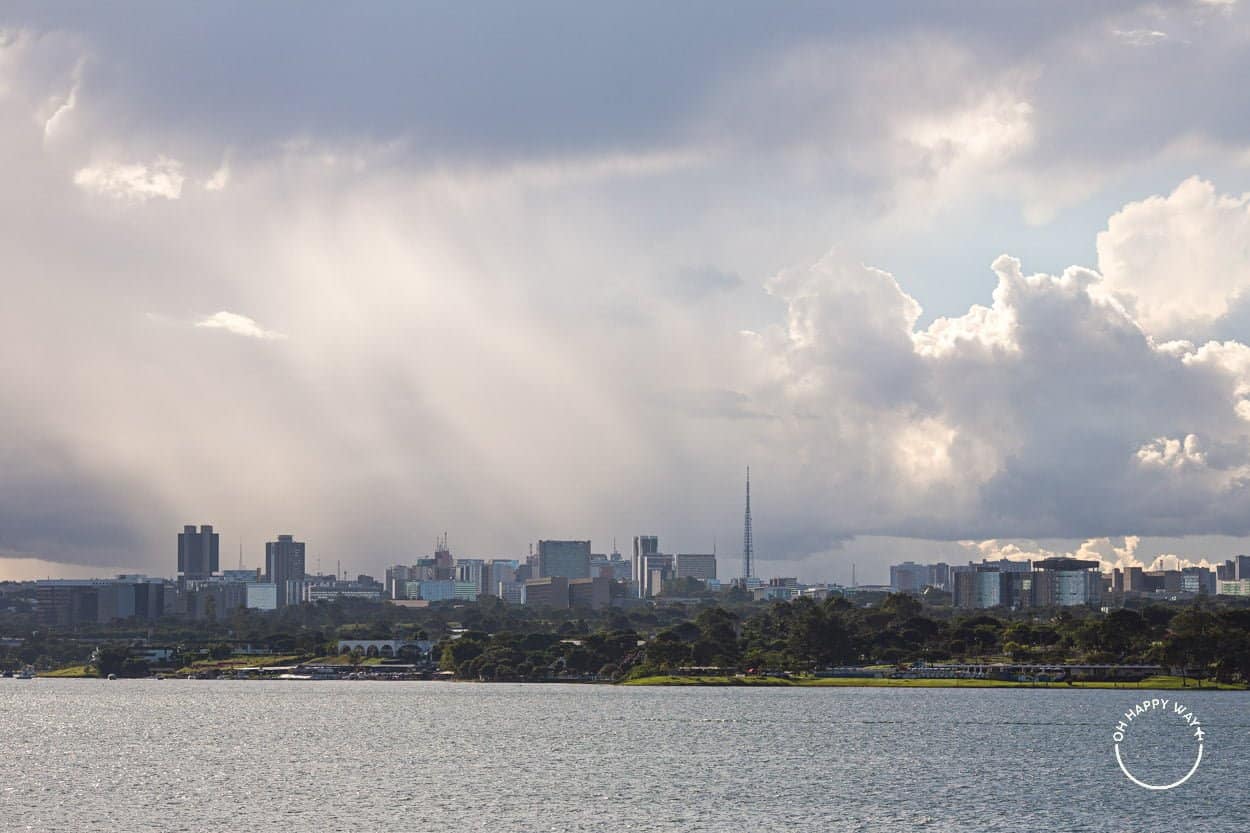 Céu dividido: chuva e sol em Brasília
