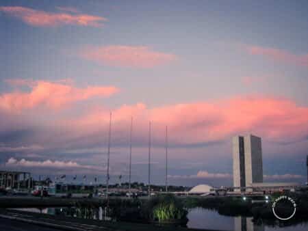 Céu de Brasília e nuvens atrás do Congresso Nacional