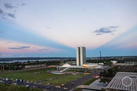 Céu de Brasília e raios de sol atrás do Congresso Nacional