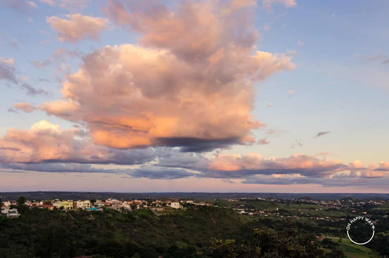 Nuvens coloridas em Brasília