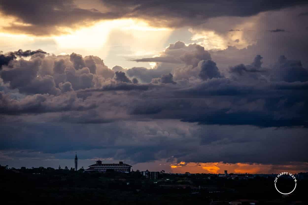 Céu carregado e colorido em Brasília