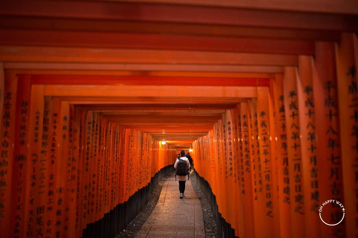 Fotos do Japão: Bruna no corredor do Fushimi Inari em Quioto