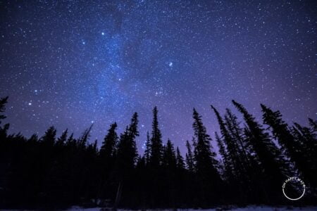 Chuva de meteoros Geminídeas: Céu estrelado em Jasper, Canadá.