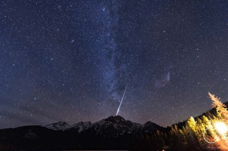 Meteoro passando sobre montanha em Jasper, Canadá.