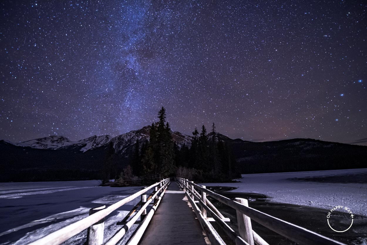 Chuva de meteoros Geminídeas: Ponte e céu estrelado em Jasper.