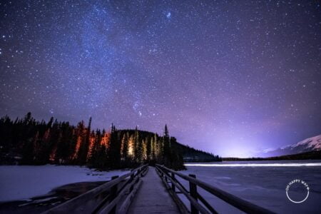 Chuva de meteoros Geminídeas: Ponte e céu estrelado em Jasper.