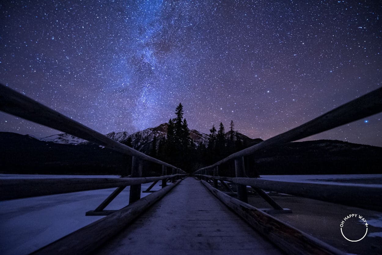 Chuva de meteoros Geminídeas: Via Láctea e montanha em Jasper, Canadá.