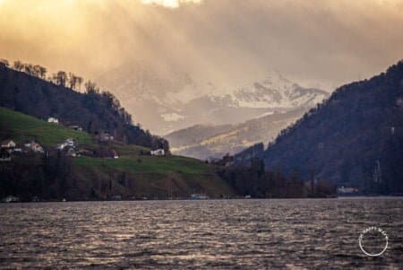 Lago Lucerna no pôr do sol, Suíça