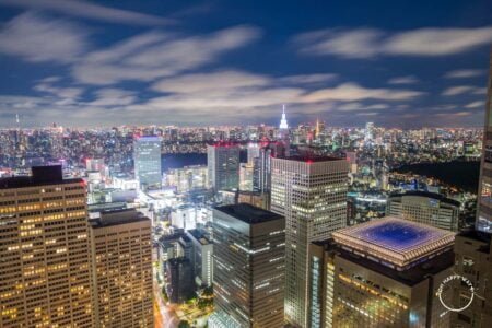 Prédios em Tóquio à noite, Japão.
