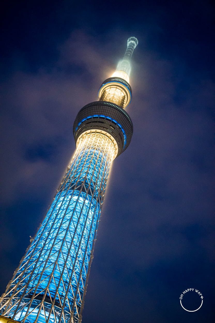 Sky Tower em Tóquio à noite