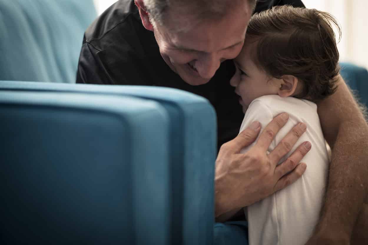 Fotos espontâneas: avô e neto abraçando.