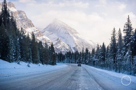 Carro em estrada no caminho entre Calgary e Jasper, na rodovia Trans-Canadá.