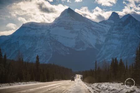 Carro, estrada e montanha no caminho entre Calgary e Jasper, na rodovia Trans-Canadá