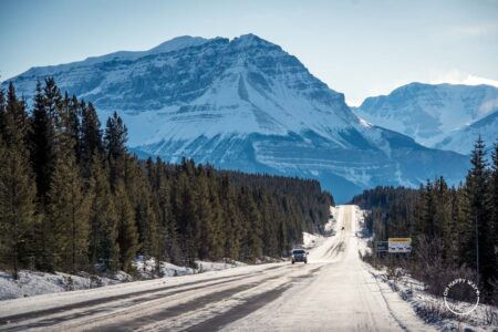 Carro em estrada no caminho entre Calgary e Jasper, na rodovia Trans-Canadá.