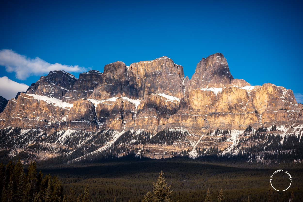 Castle Mountain vista da rodovia Trans-Canadá, em Banff.