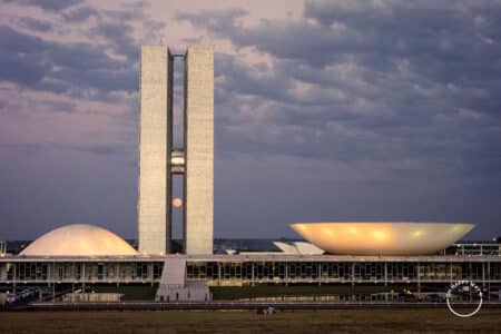 Dica de fotografia: Lua no meio das torres do Congresso Nacional, em Brasília.