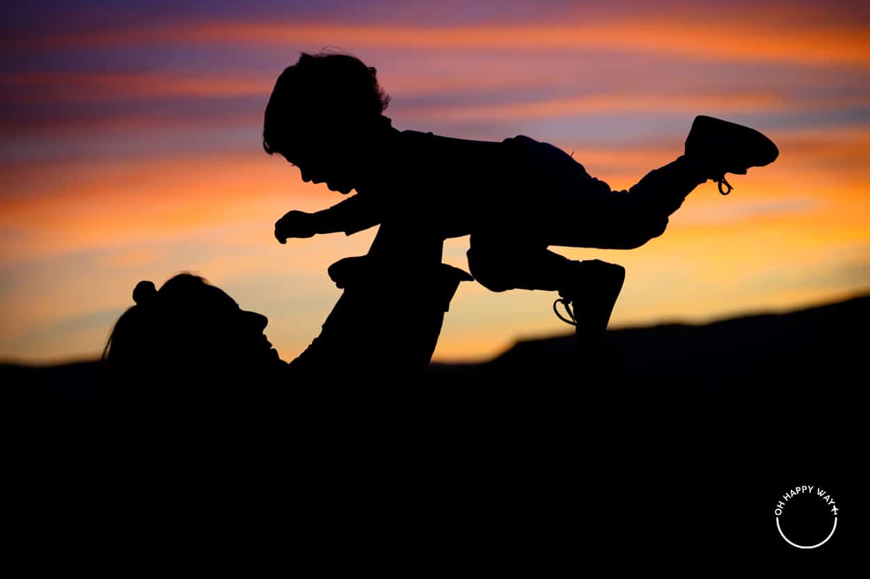 Fotos de silhueta: mãe e filho no pôr do sol