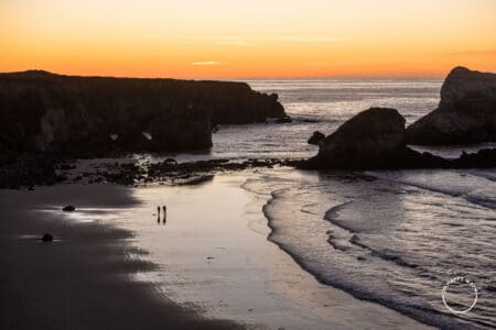 Fotos de silhueta: pessoas caminhando na famosa Sand Dollar Beach, na Califórnia, logo após o pôr do sol